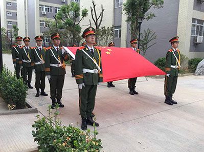 國(guó)歌嘹亮，紅旗招展--熱烈祝賀天虹公司圓滿舉行了新工業(yè)園揭牌儀式和升旗儀式